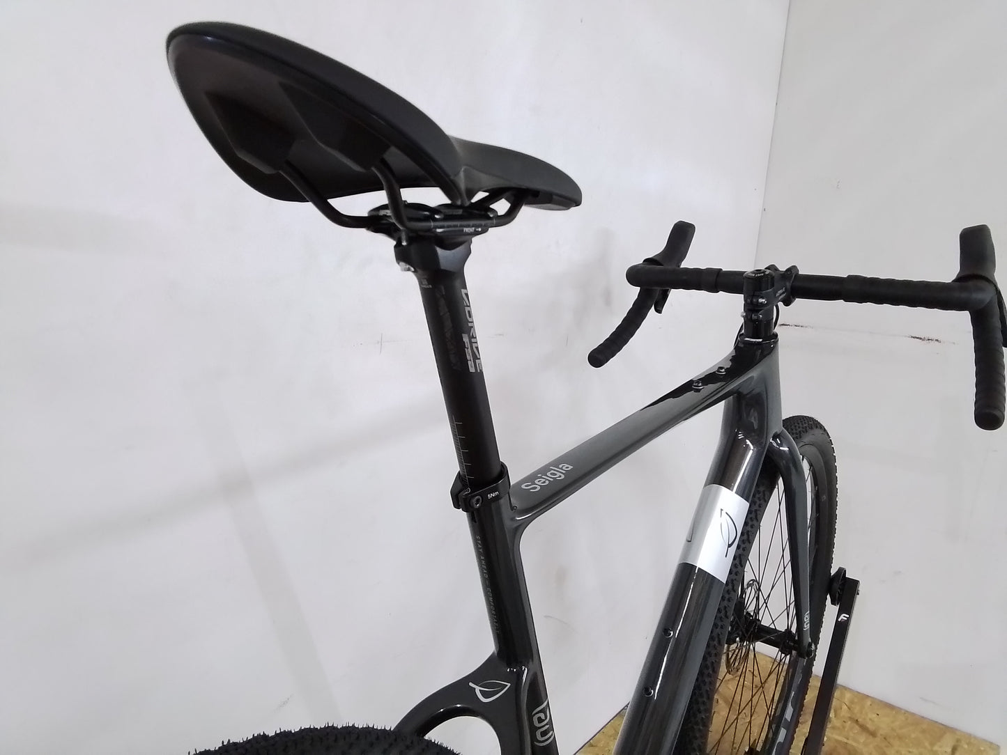 Seigla Rigid - Core Transmission - (Medium) Basalt Black - Glossy