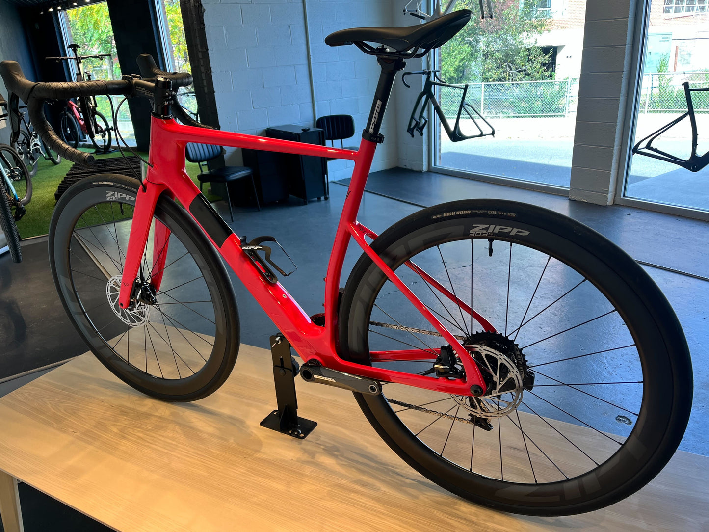 Úthald - Race Wireless - (Medium) Rubus Red - Glossy