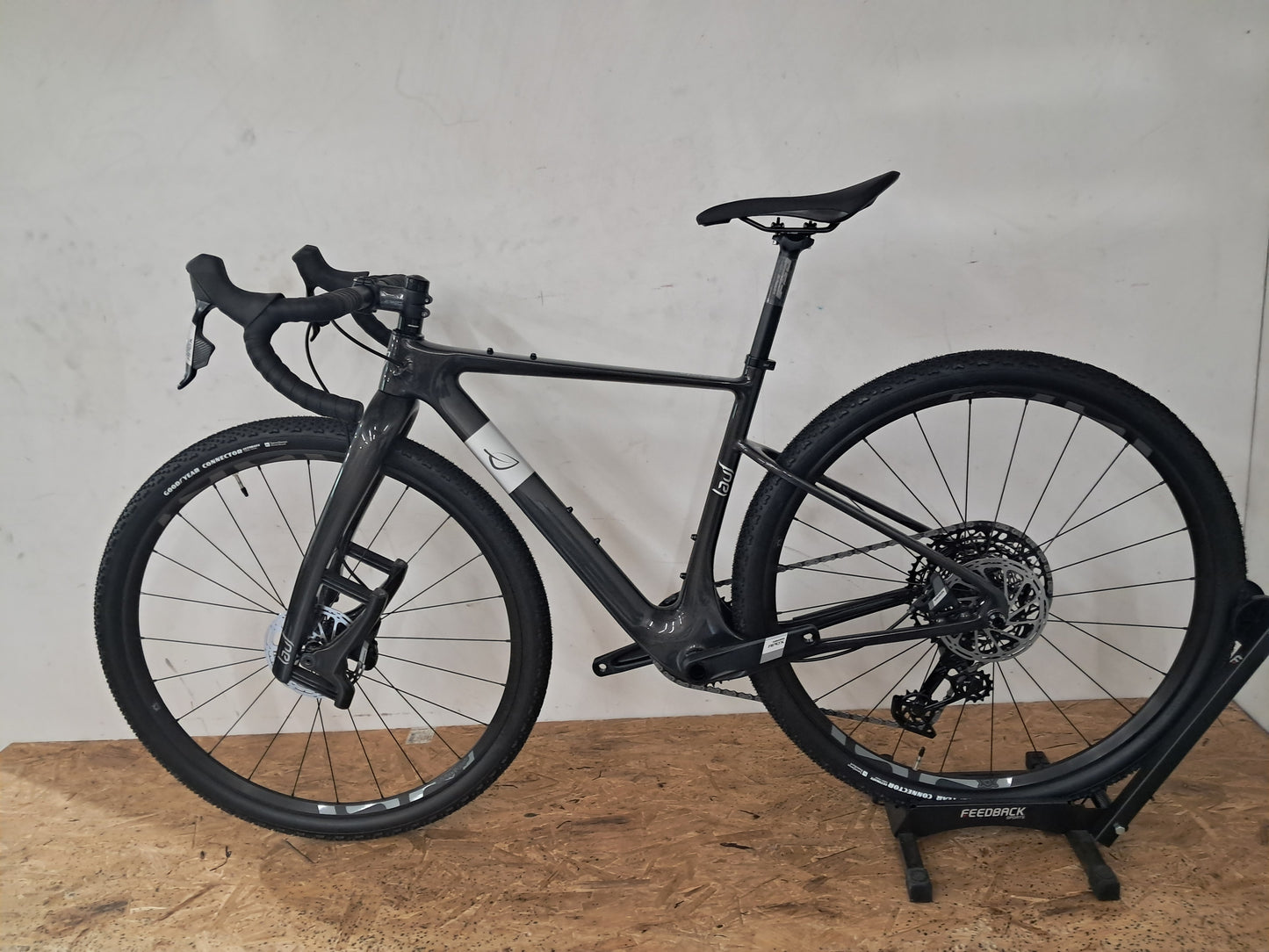 Seigla - Core Transmission - (X-Small) Basalt Black - Glossy